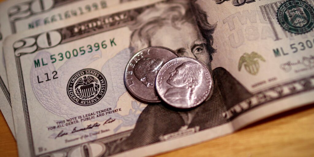 influenciado-por-exterior,-dolar-fecha-no-maior-valor-em-duas-semanas