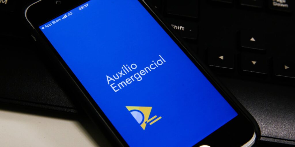 Celular com aplicativo do Auxílio Emergencial - Contabiehl