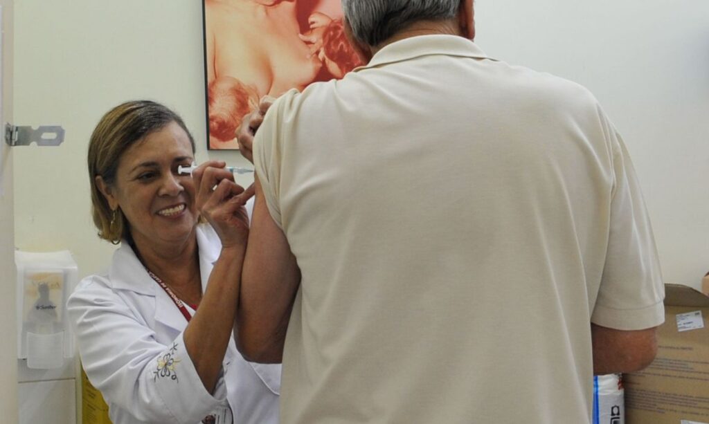 Idoso sendo vacinado - Contabiehl