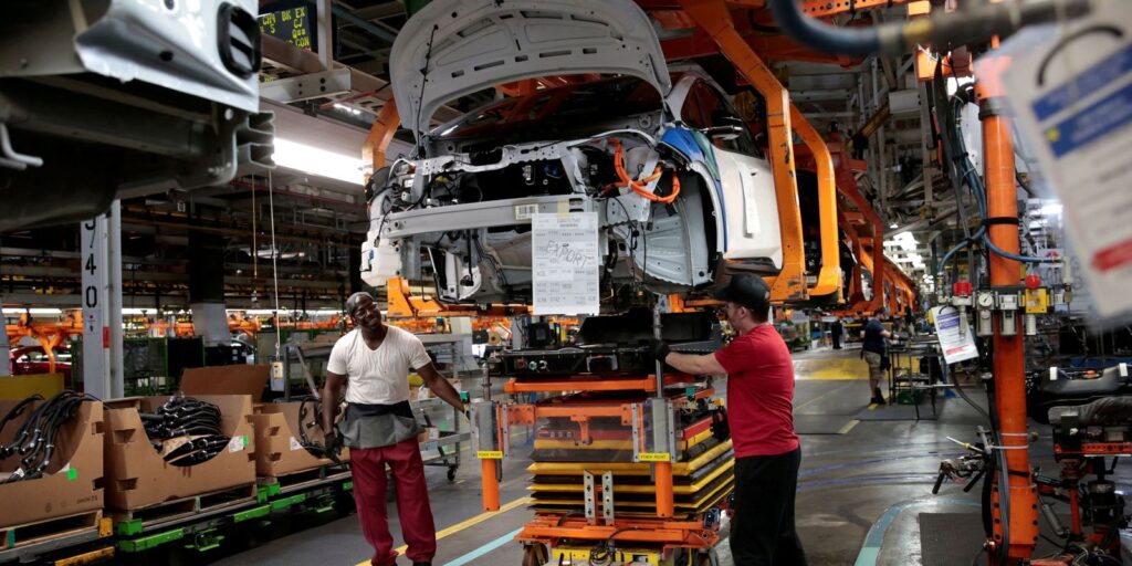 Funcionários trabalhando montando carros - Contabiehl