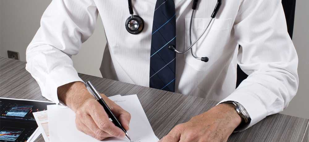 Médico escrevendo um prontuário - Contabiehl