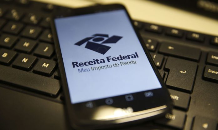 Celular com o aplicativo da Receita Federal - Contabiehl