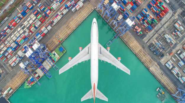 Avião sobrevoando local de armazenamento de containers - Contabiehl
