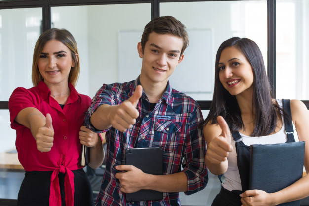 Jovens fazendo um joinha - Contabiehl