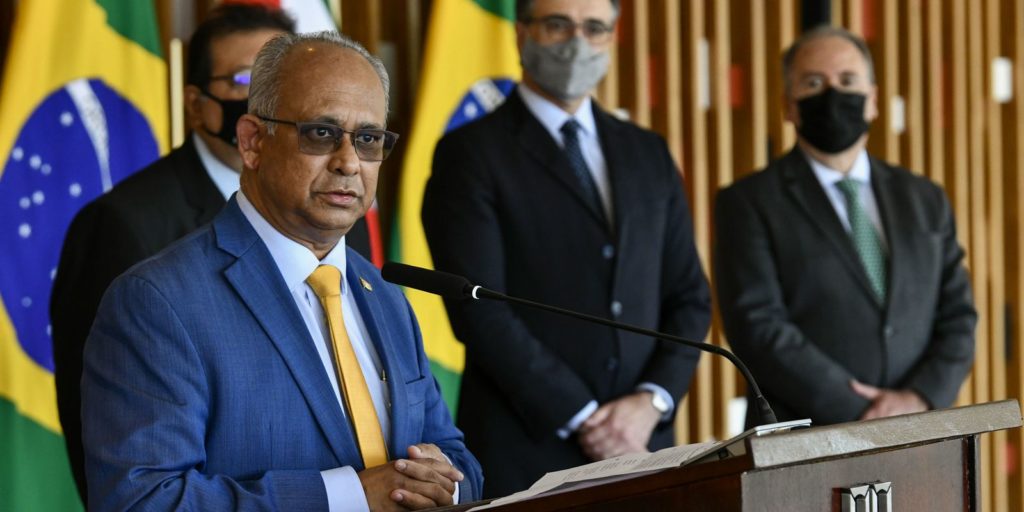 Chanceler do Suriname Albert Ramdin em um palanque - Contabiehl