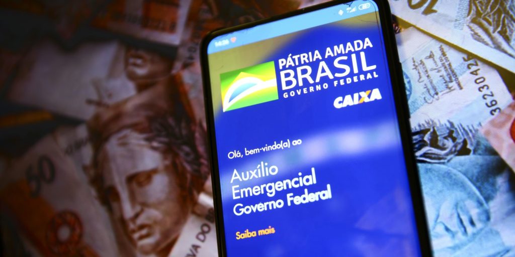 Celular com o aplicativo Auxilio Emergencial - Contabiehl