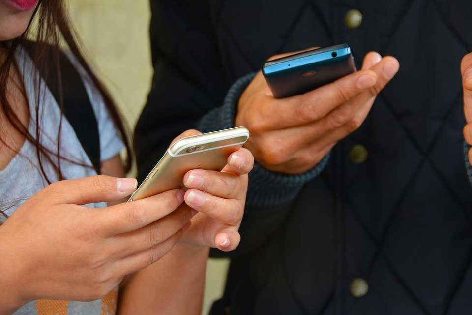 Pessoas usando o celular - Contabiehl