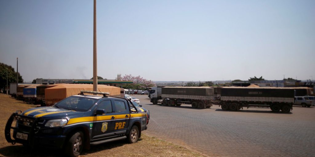 Caminhões e viatura da polícia rodoviária federal estacionados - Contabiehl
