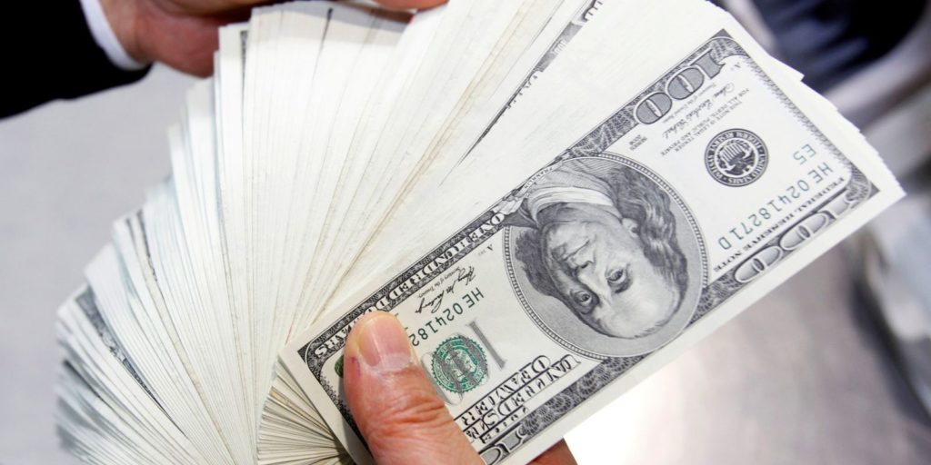 dolar-fecha-com-maior-alta-desde-abril,-custando-r$-5,537