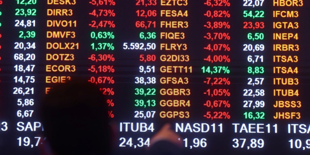 bolsa-fecha-no-menor-nivel-em-um-ano-com-aprovacao-de-pec