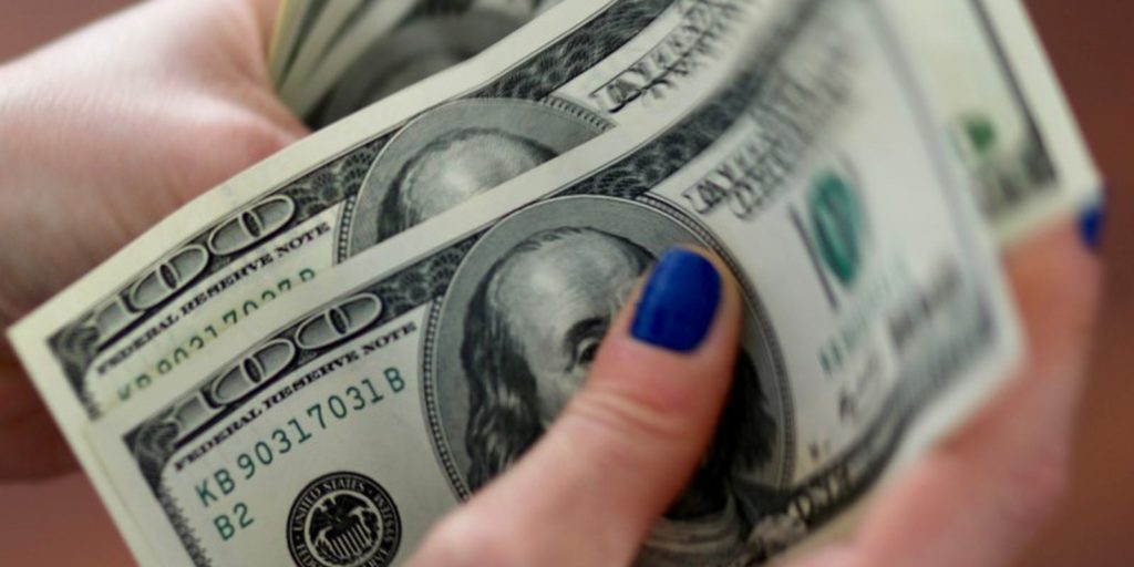 dolar-tem-leve-queda-e-continua-no-menor-valor-em-dois-meses