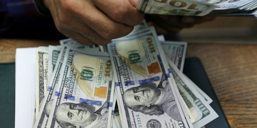 dolar-cai-para-r$-5,51-e-acumula-queda-de-2,1%-na-semana