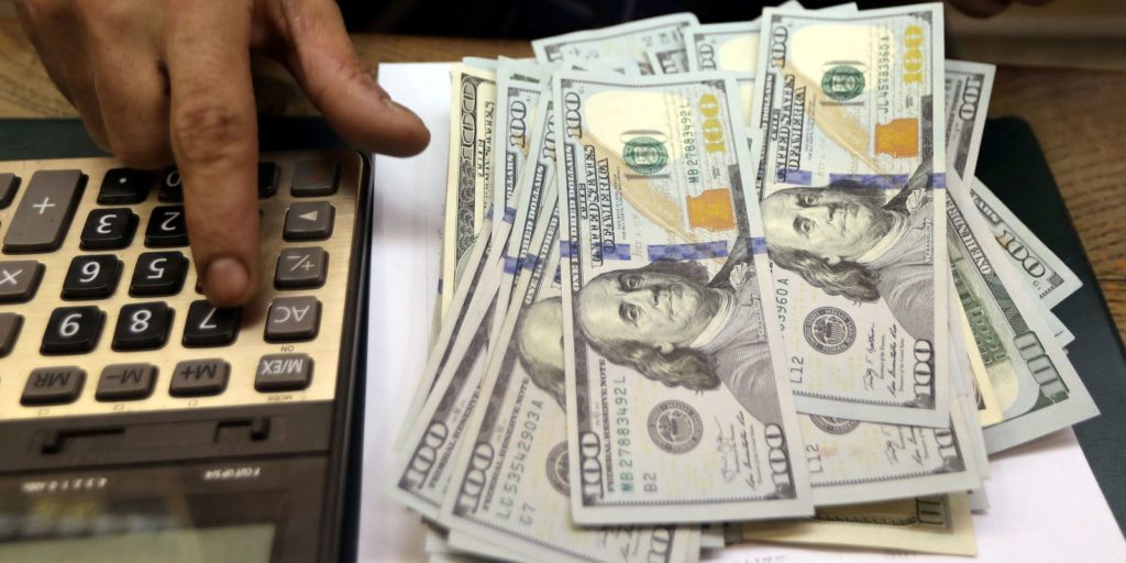 dolar-sobe-para-r$-5,46-e-fecha-no-maior-valor-em-seis-meses