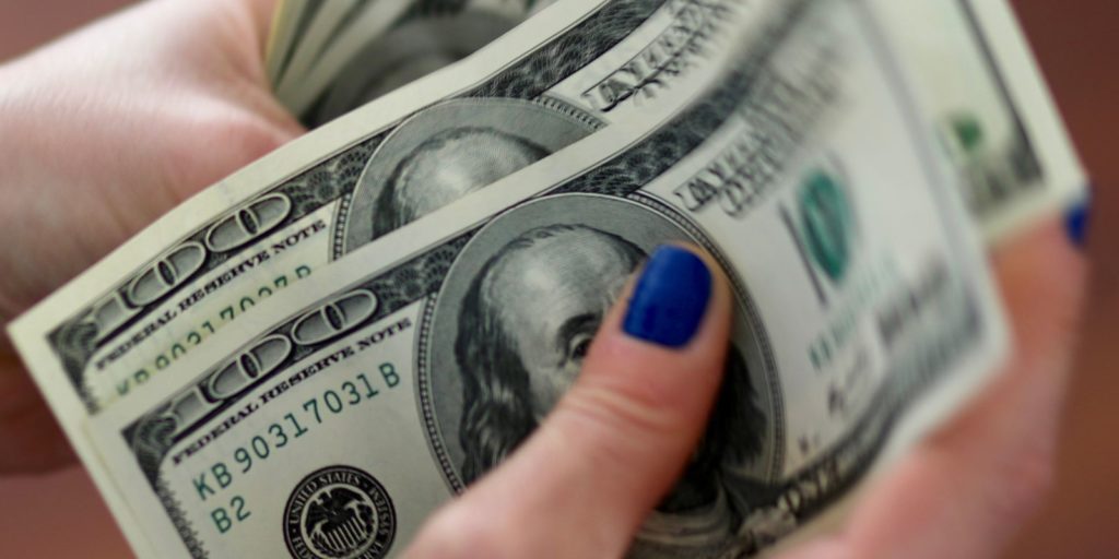 dolar-fecha-estavel,-vendido-a-r$-5,17,-em-dia-de-volatilidade