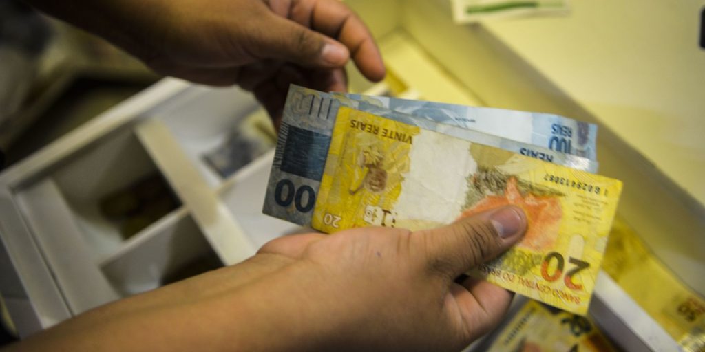vendas-no-comercio-recuam-0,8%-em-julho,-mostra-ibge