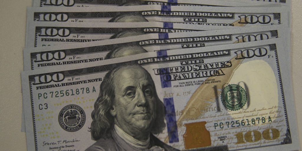 dolar-e-bolsa-ficam-estaveis-na-ultima-sessao-antes-do-segundo-turno