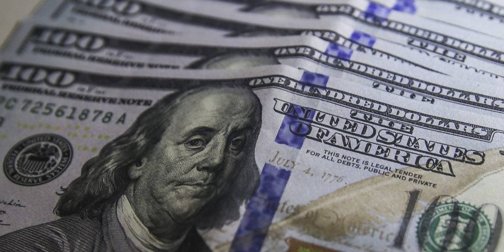 dolar-cai-para-r$-5,06-com-transicao-de-governo-e-otimismo-na-china