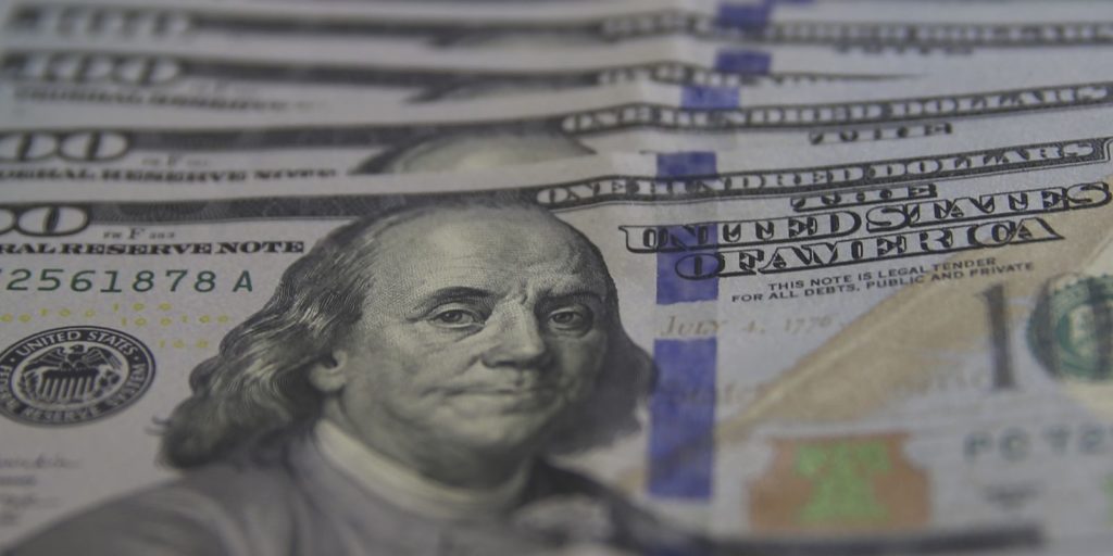 dolar-cai-para-r$-5,33,-mas-tem-maior-alta-semanal-desde-maio-de-2020