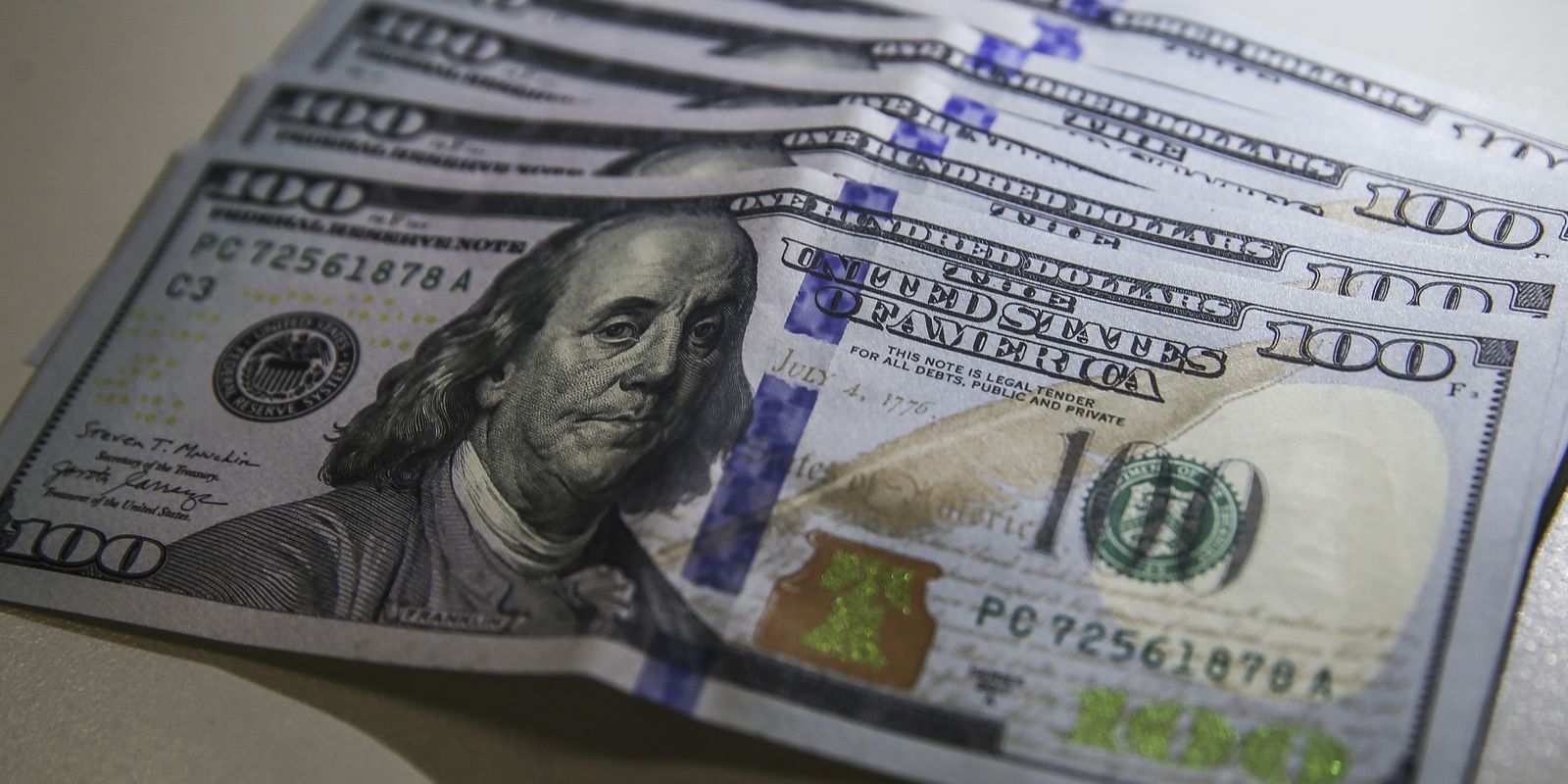 dolar-fecha-dia-em-queda-de-0,04%