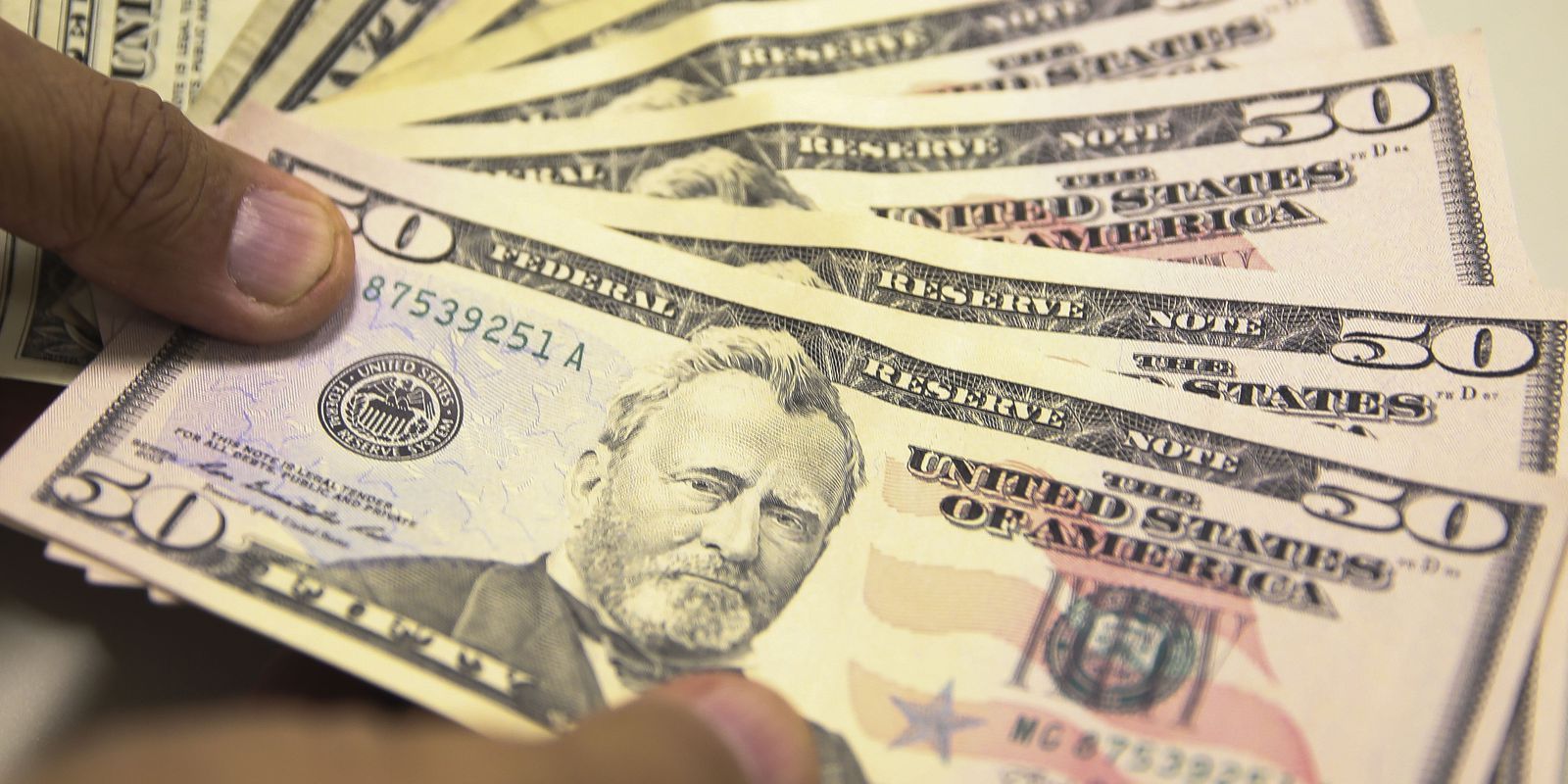 dolar-fecha-praticamente-estavel-apos-elevacao-de-juros-nos-eua
