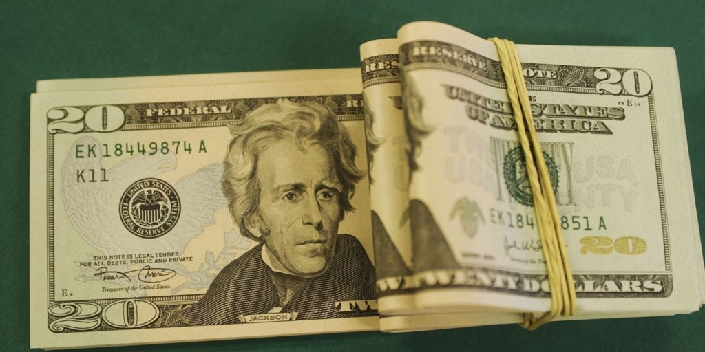 dolar-cai-para-r$-5,23-e-fecha-no-menor-valor-do-ano